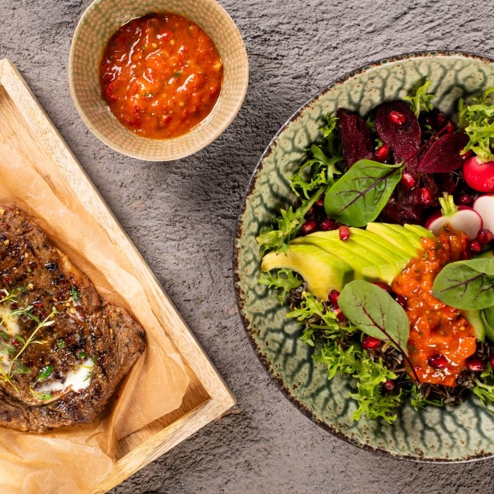 Bowl s divokou ryžou a hovädzím rib eye steakom